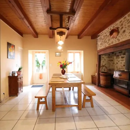 Maison De Caractere Renovee Au Coeur Du Cantal Avec Jardin Clos, Cheminee Et Wifi - 6 Pers - Fr-1-742-476 Casa vacanze Vitrac (Cantal)